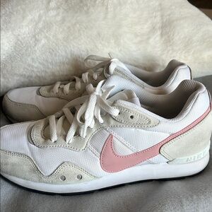 Nike Venture Runner White and Pink Sneakers‎ with Low-Top Design Size 10
